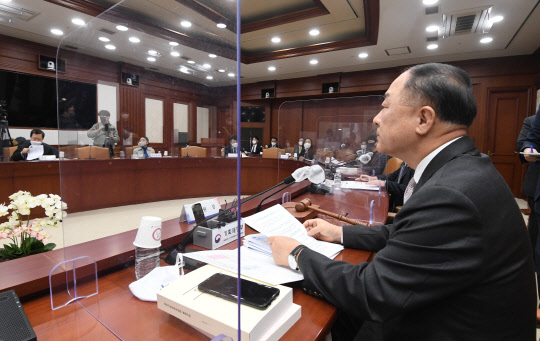 홍남기 부총리 겸 기획재정부 장관(오른쪽)이 지난달 28일 정부서울청사에서 '2022년 제1차 공공기관 운영위원회'를 주재하고 있다. <연합뉴스>